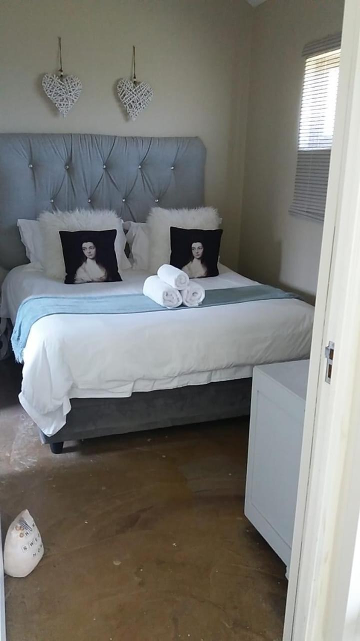 Lola'S Self Catering Accommodation คลาเรนส์ ภายนอก รูปภาพ