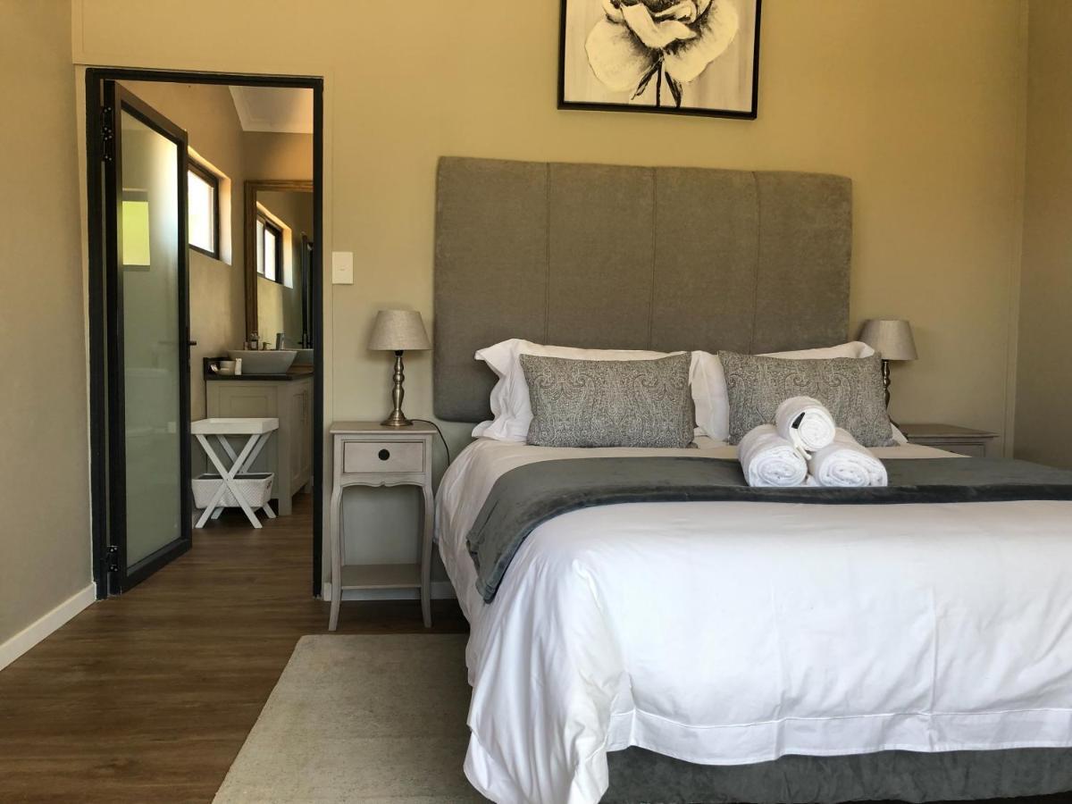 Lola'S Self Catering Accommodation คลาเรนส์ ภายนอก รูปภาพ